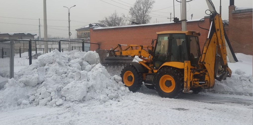 Экскаватор погрузчик для уборки снега и погрузки в самосвалы для вывоза в Суворове